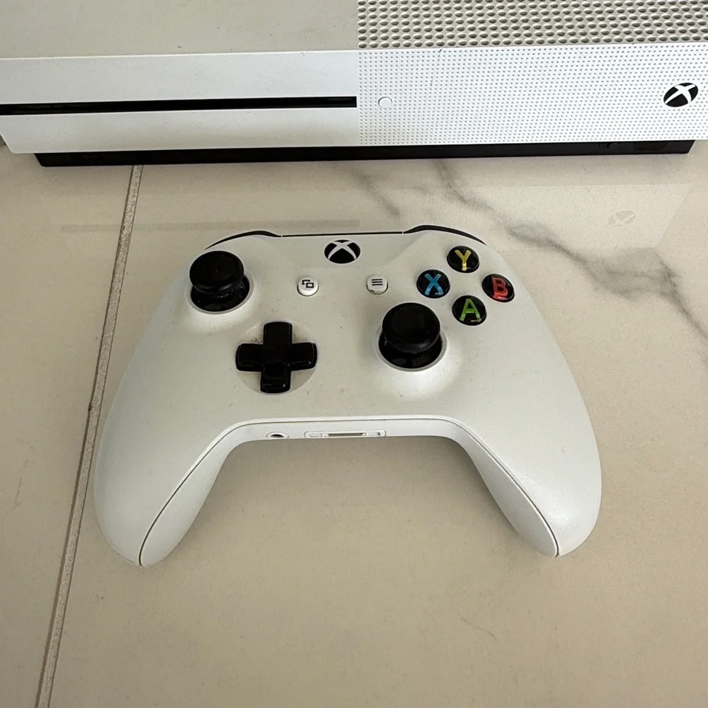 Xbox One S Bundle – Console + Controller + 2 Turtle Beach Headsets